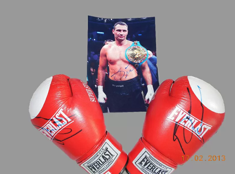 Продам новые боксерские перчатки с автографом Виталия Кличко