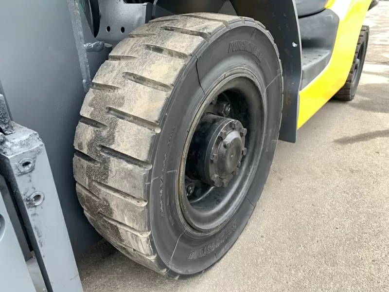 автонавантажувач Komatsu з бічним зміщенням. Модель: FG25C-15 7