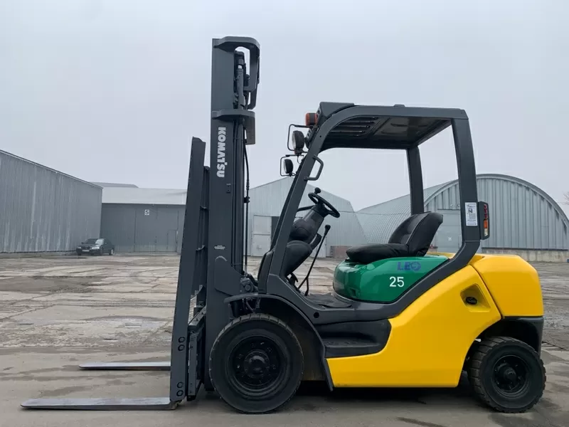 автонавантажувач Komatsu з бічним зміщенням. Модель: FG25C-15
