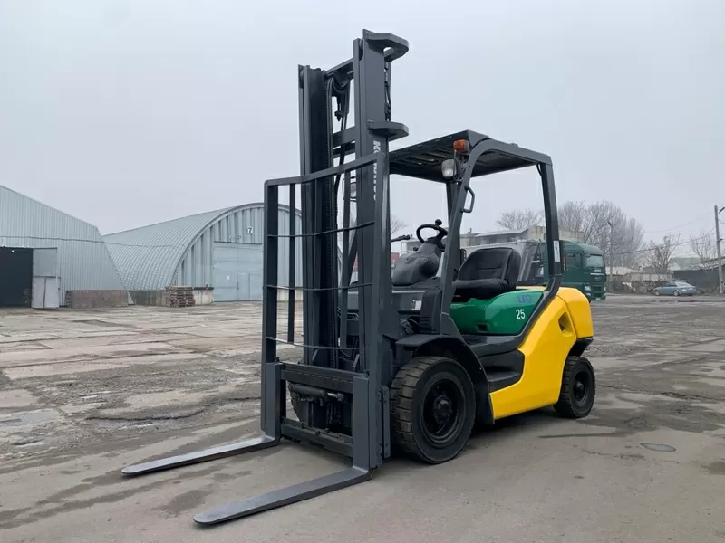 автонавантажувач Komatsu з бічним зміщенням. Модель: FG25C-15 10