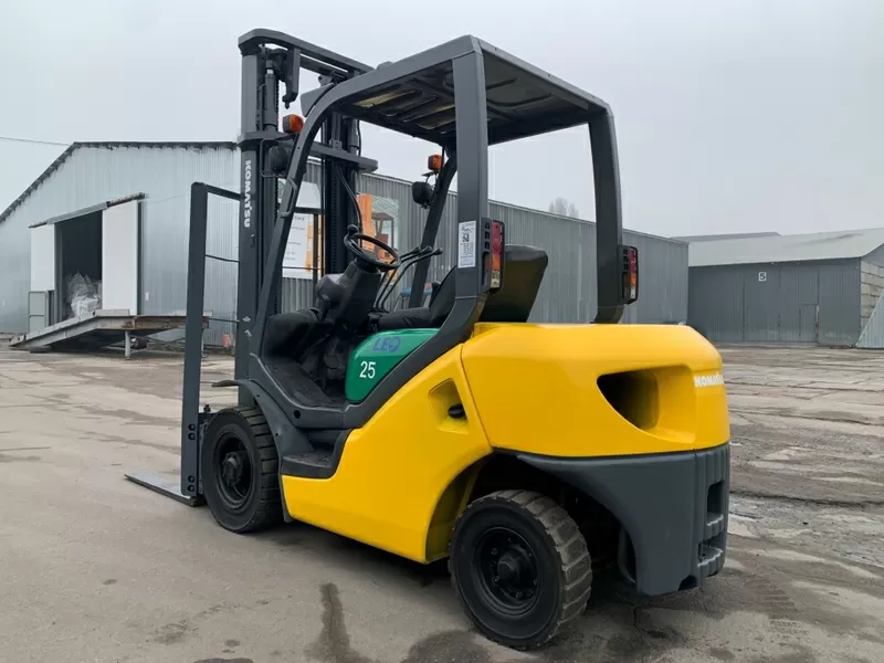 автонавантажувач Komatsu з бічним зміщенням. Модель: FG25C-15 9
