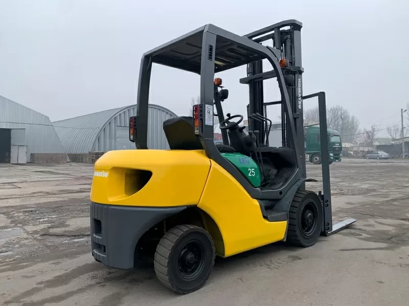 автонавантажувач Komatsu з бічним зміщенням. Модель: FG25C-15 8