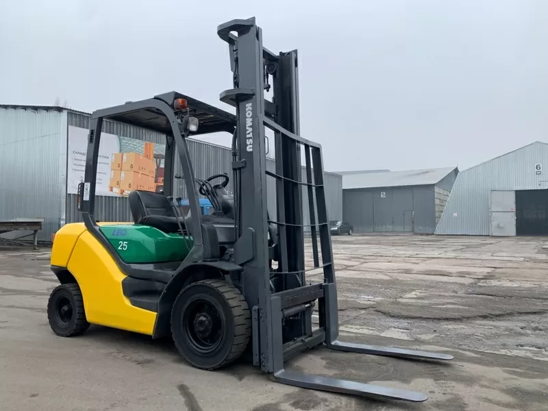 автонавантажувач Komatsu з бічним зміщенням. Модель: FG25C-15 2