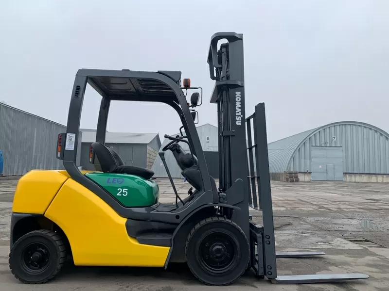 автонавантажувач Komatsu з бічним зміщенням. Модель: FG25C-15 3