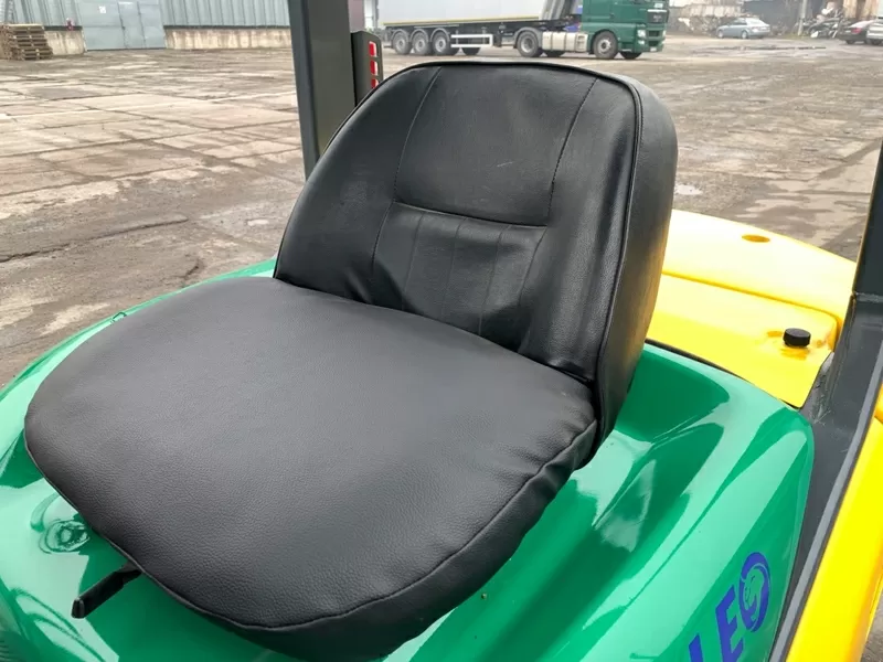 автонавантажувач Komatsu з бічним зміщенням. Модель: FG25C-15 5